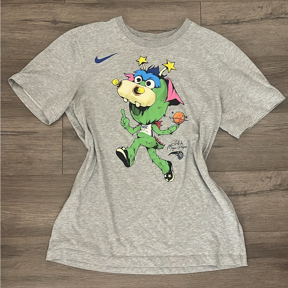 🏀 Nike x Dallas Mavericks “Mavs ManiAAC” Mascot Graphic Tee